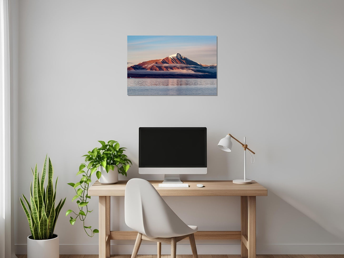 Montaña nevada sobre el lago