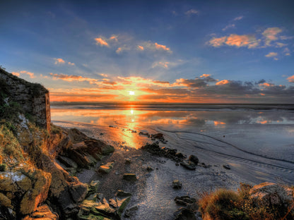 Amanecer en playa rocosa