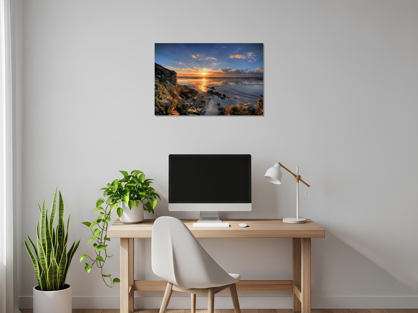 Amanecer en playa rocosa