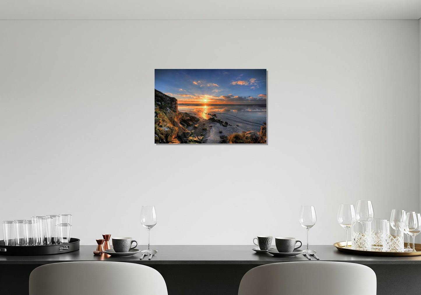 Amanecer en playa rocosa