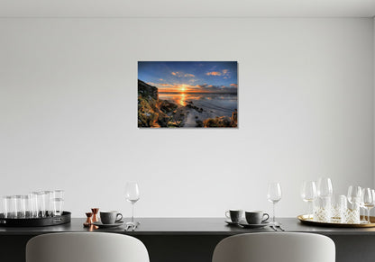 Amanecer en playa rocosa