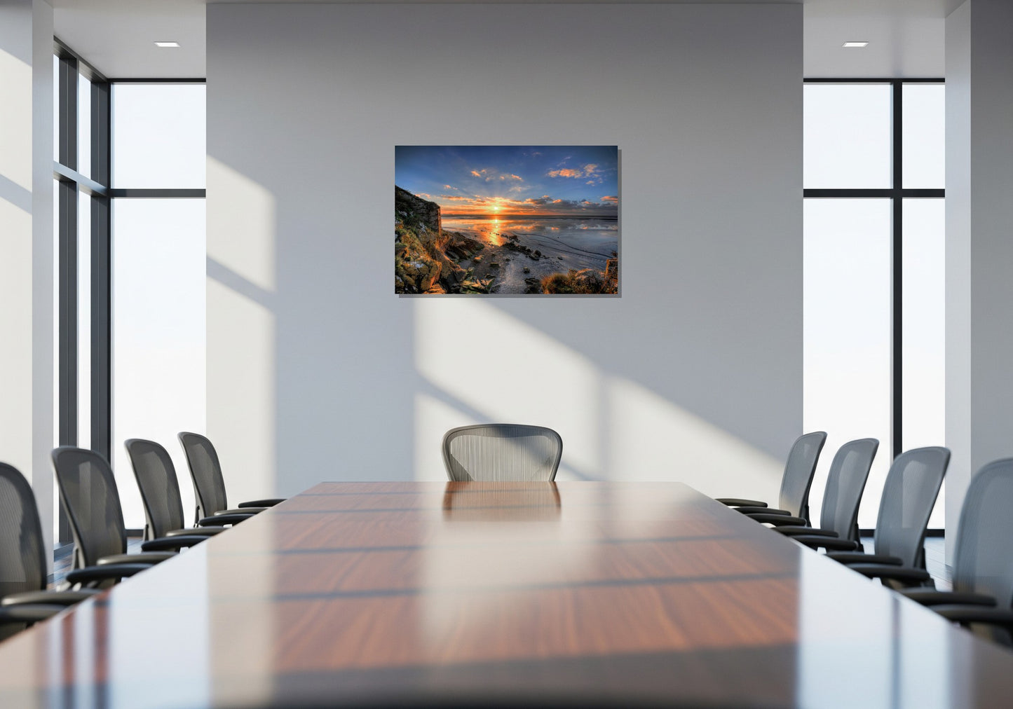 Amanecer en playa rocosa