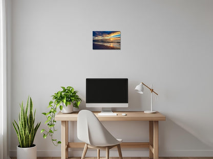 Aves y espigones en el mar