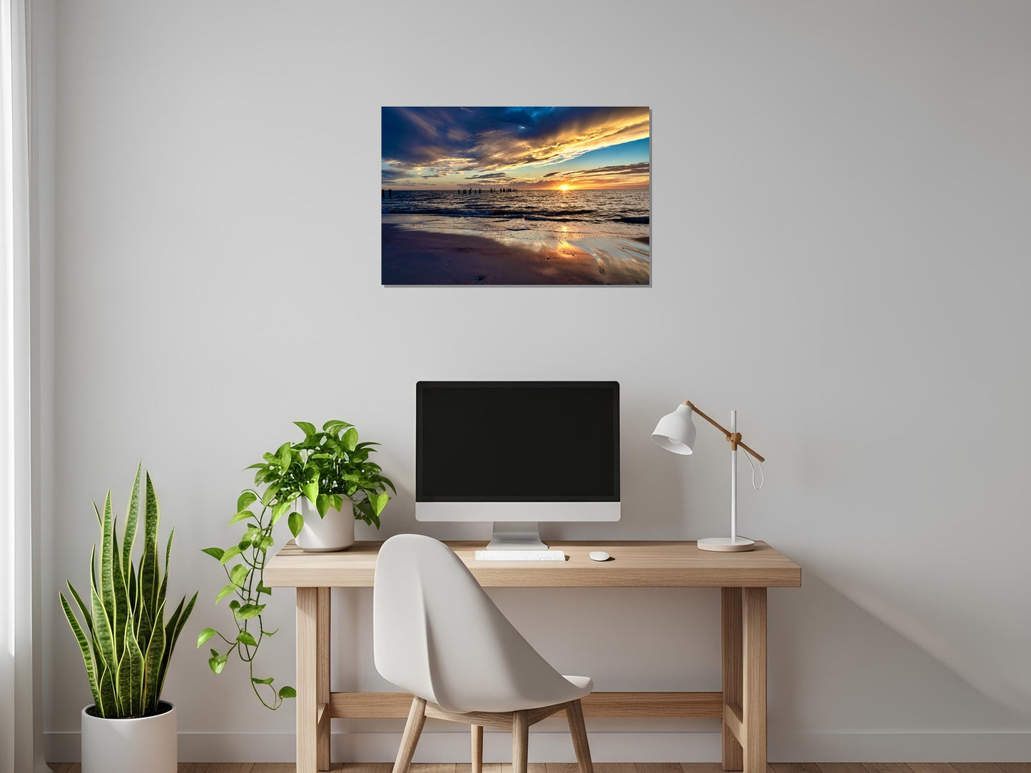 Aves y espigones en el mar