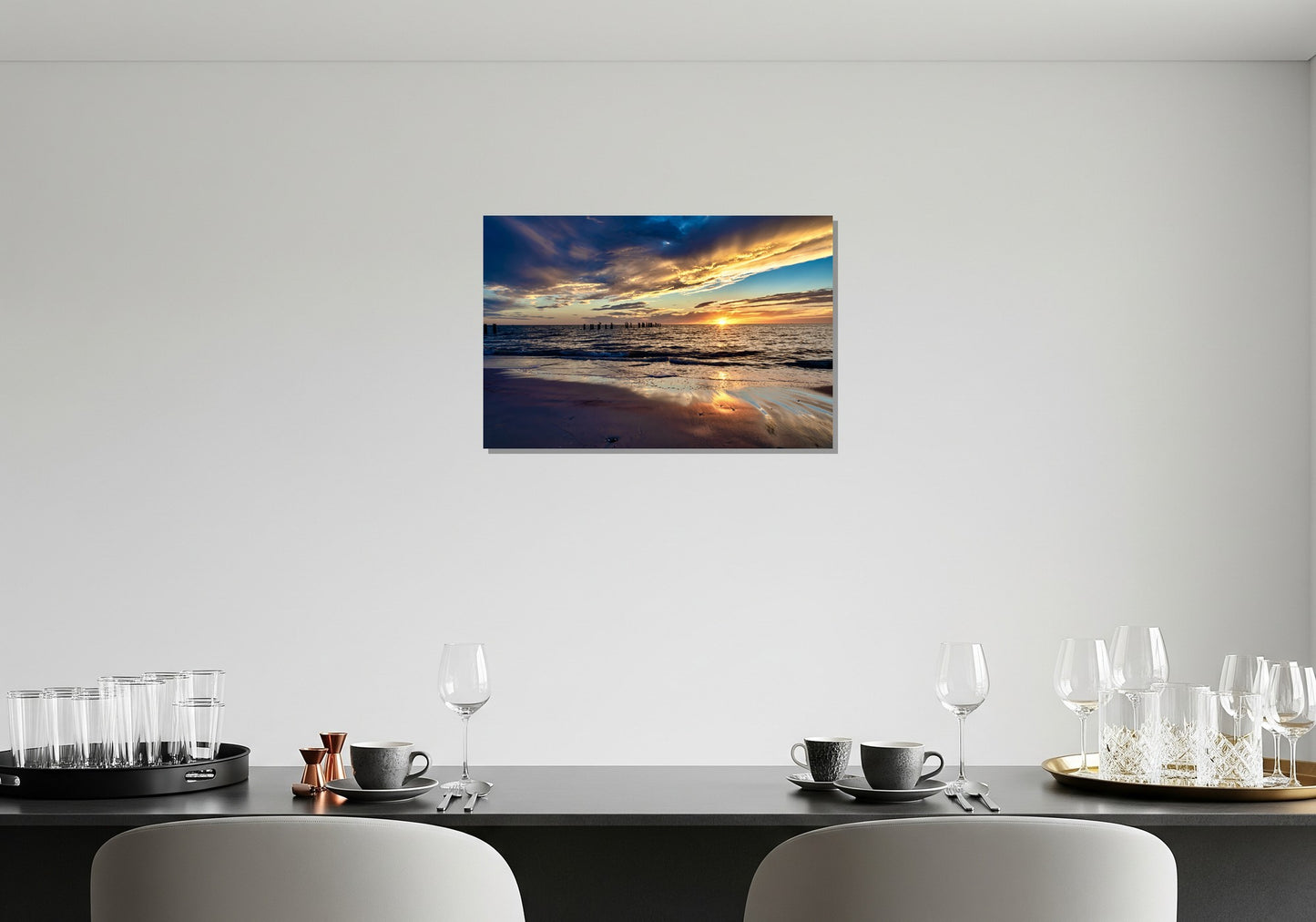 Aves y espigones en el mar