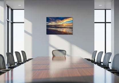 Aves y espigones en el mar