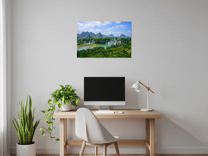 Cascada entre montañas