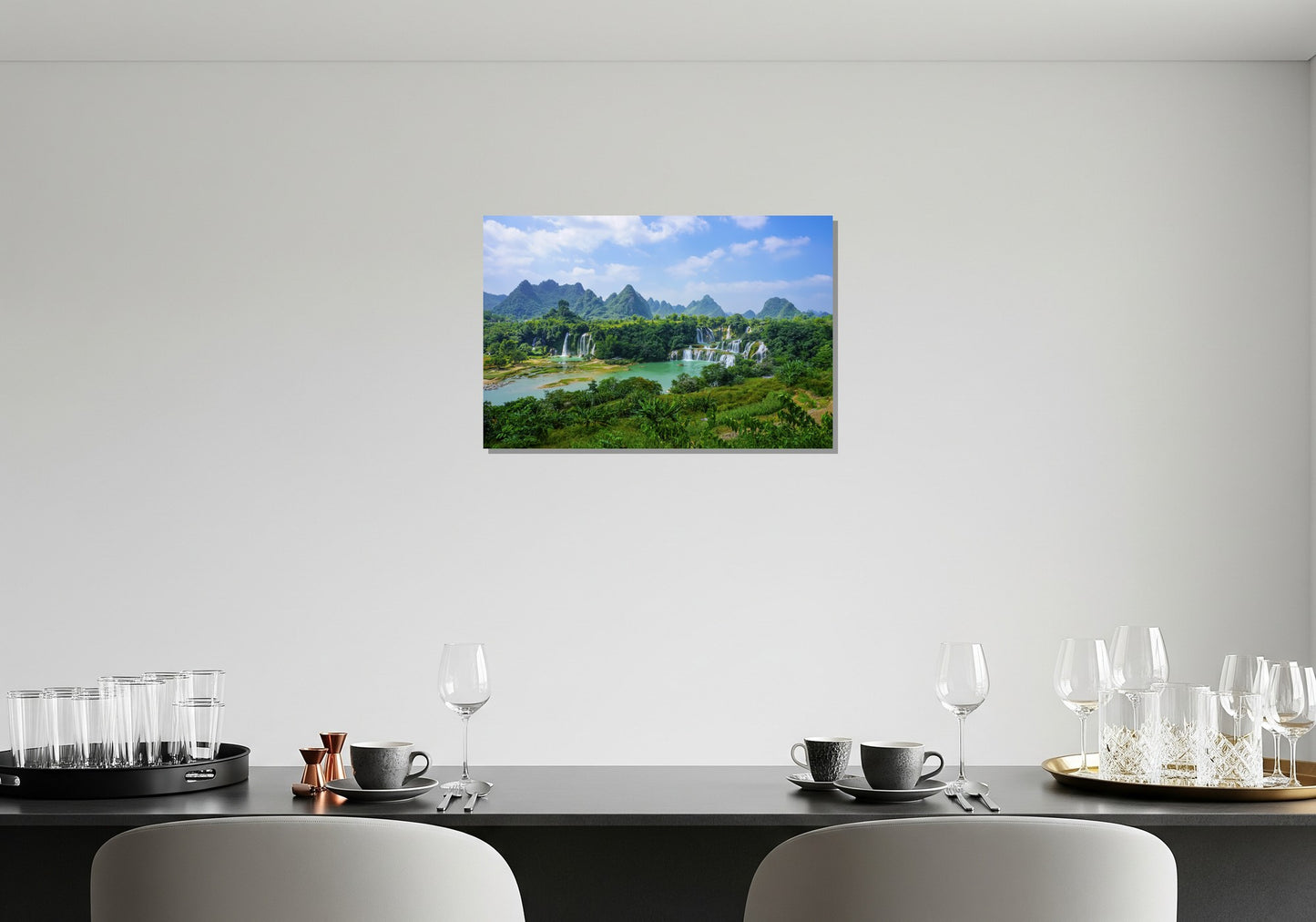 Cascada entre montañas