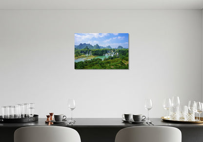 Cascada entre montañas