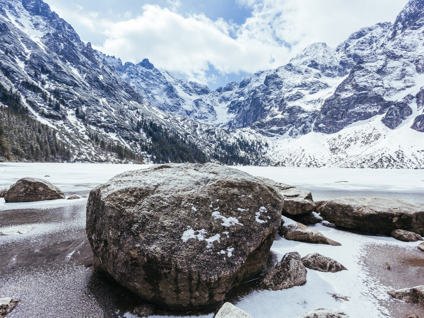 Lago glaciar congelado