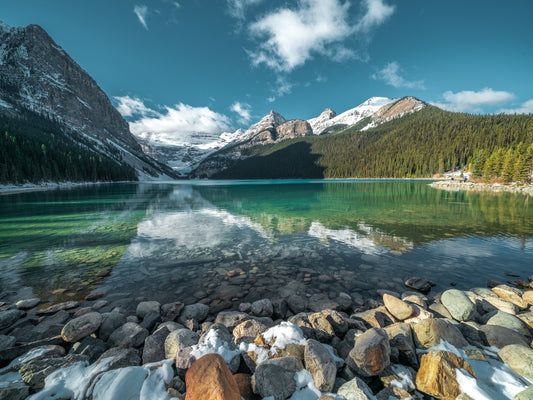Lago glaciar en las Rocosas