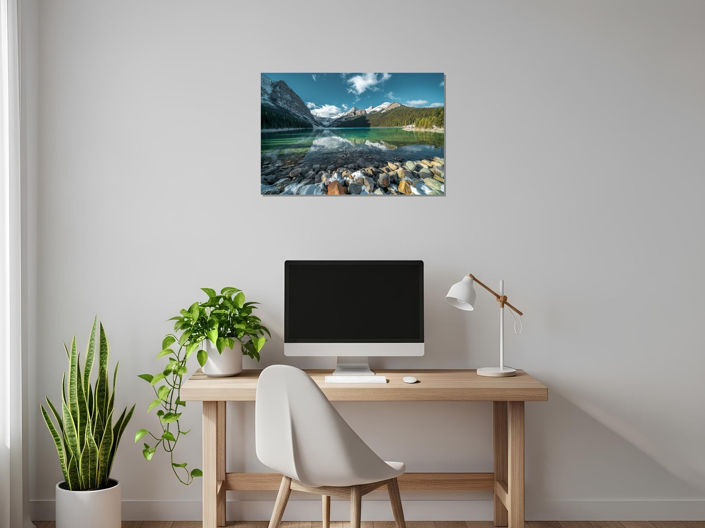 Lago glaciar en las Rocosas