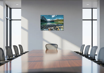 Lago glaciar en las Rocosas