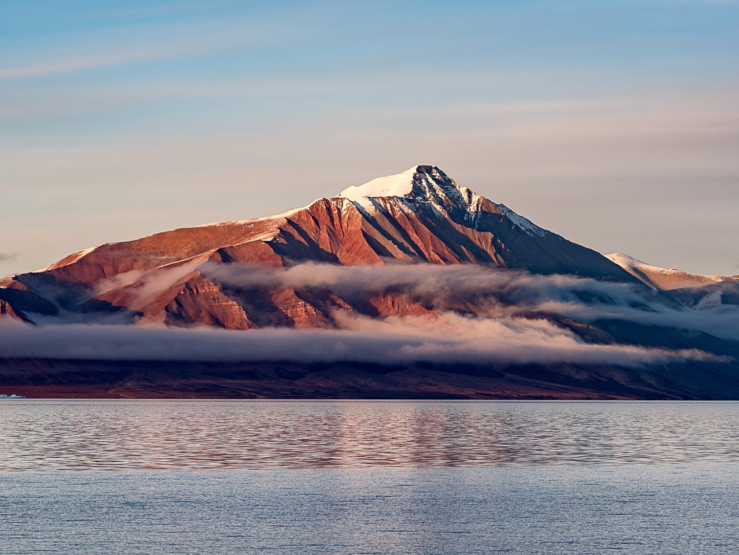 Montaña nevada sobre el lago