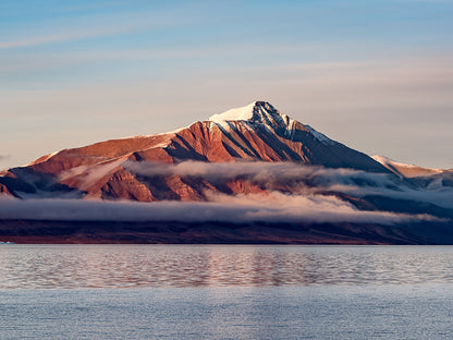 Montaña nevada sobre el lago