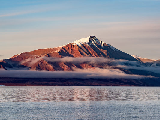 Montaña nevada sobre el lago