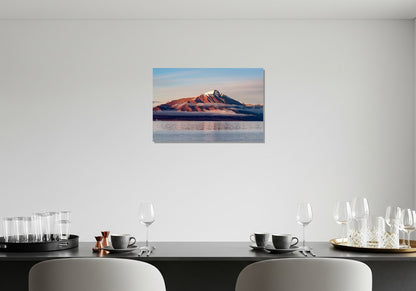 Montaña nevada sobre el lago