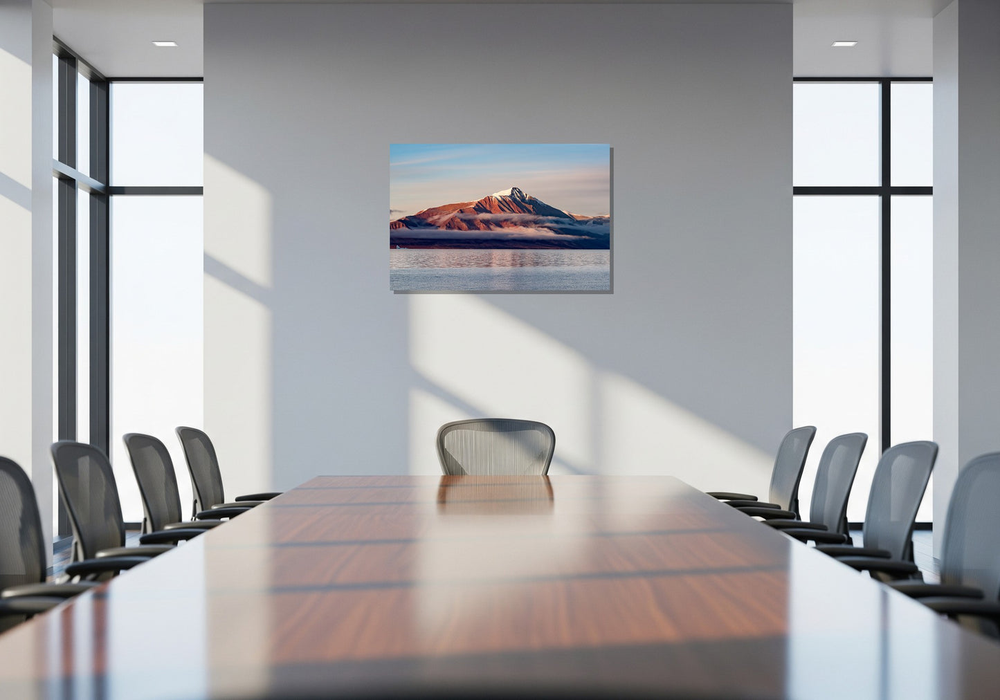 Montaña nevada sobre el lago