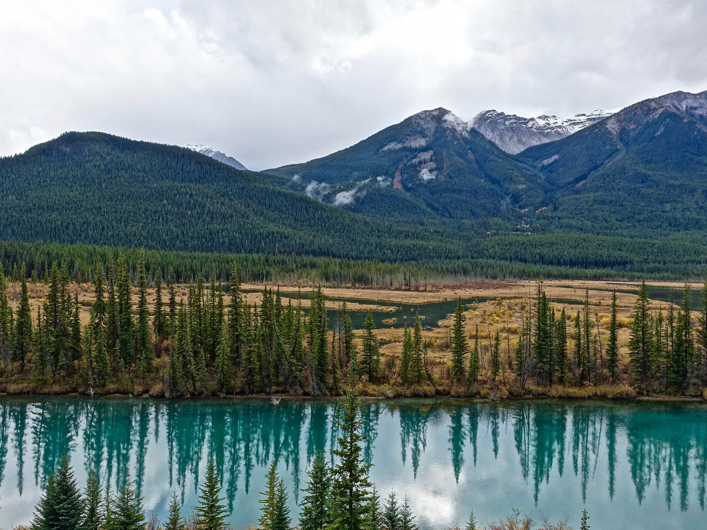 Montañas rocosas de fondo