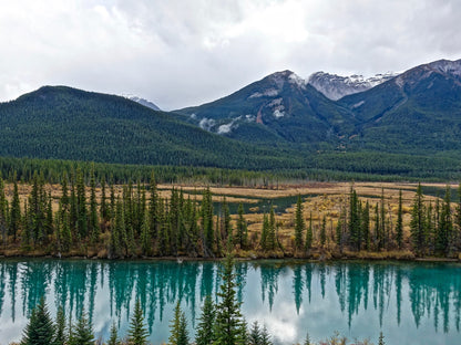 Montañas rocosas de fondo