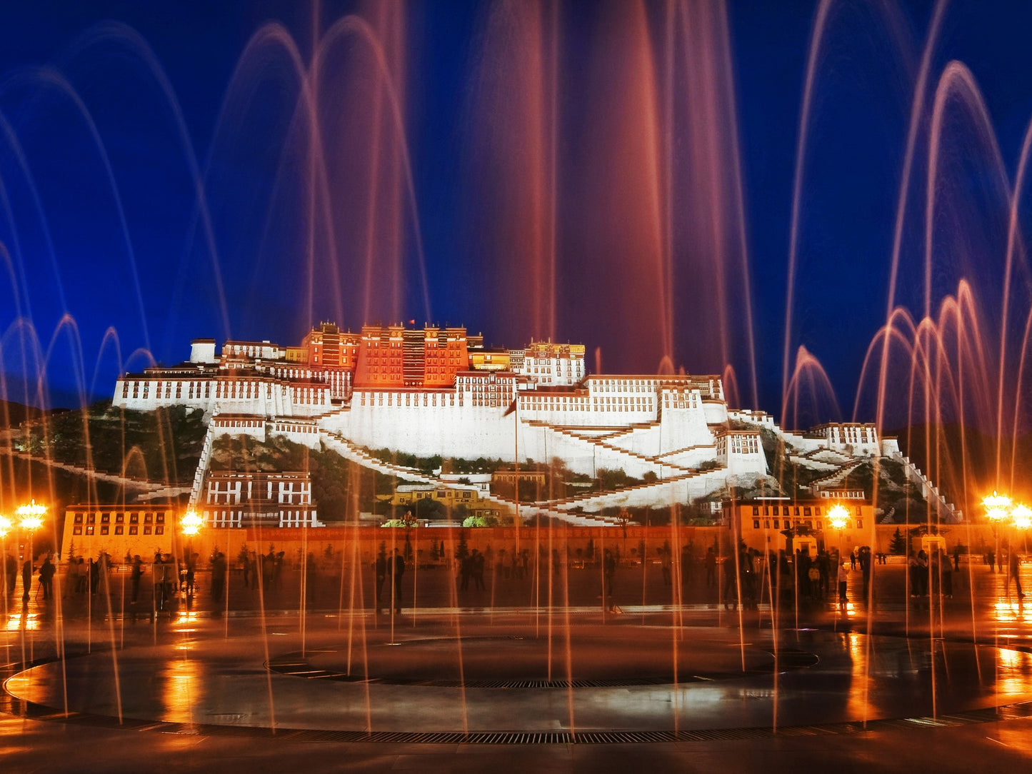 Palacio iluminado en elñ Tibet