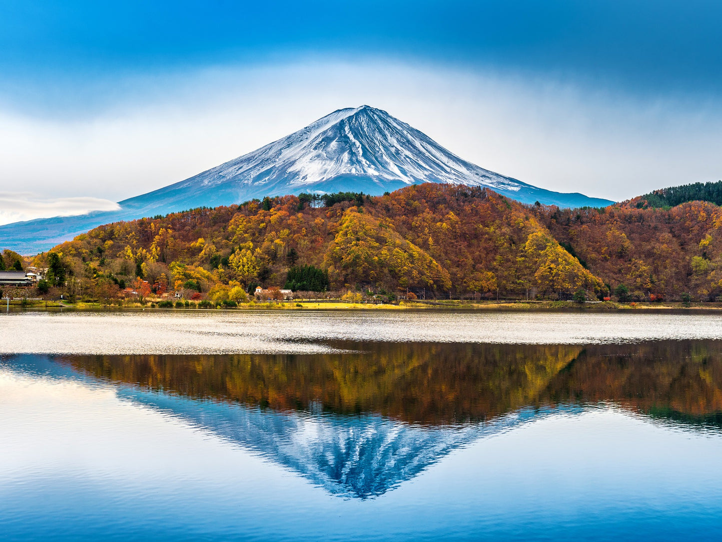 Reflejo del monte Fuji sobre el lago Kawaguchi
