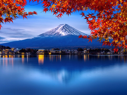 Reflejo nocturno del monte Fuji sobre el Lago Kawaguchi