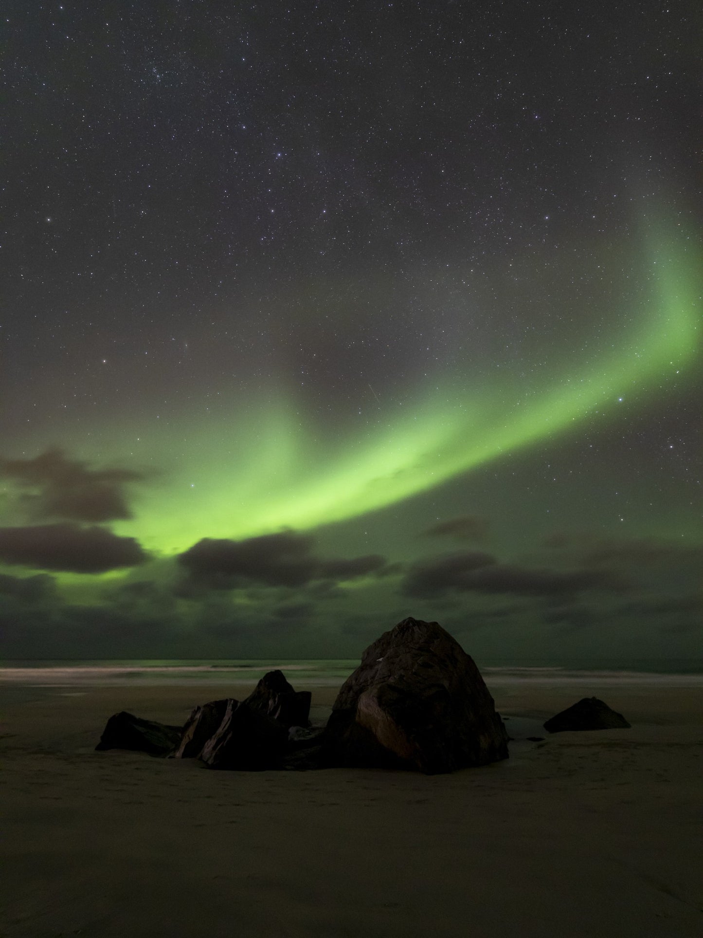 Rocas bajo la aurora boreal