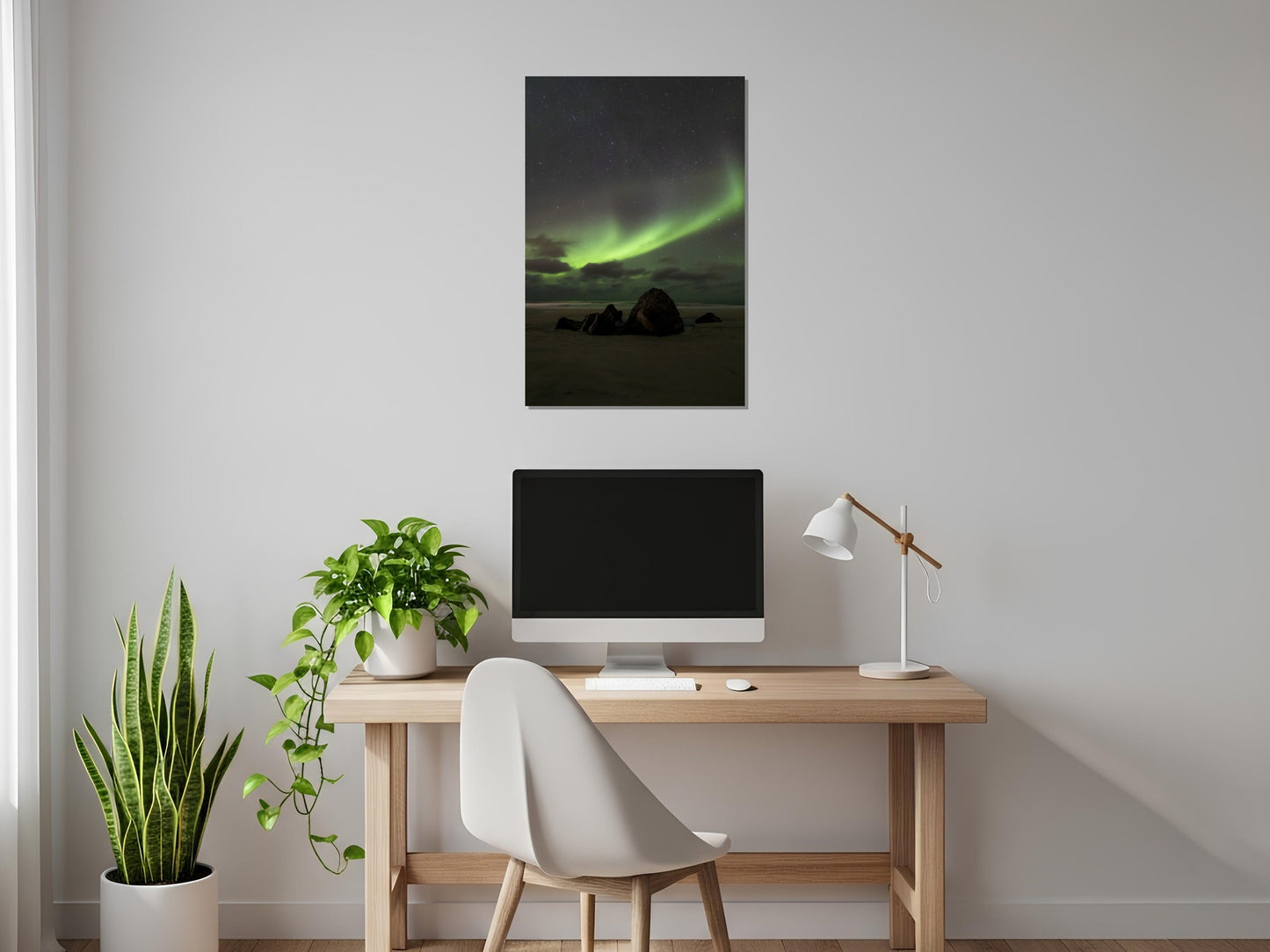 Rocas bajo la aurora boreal