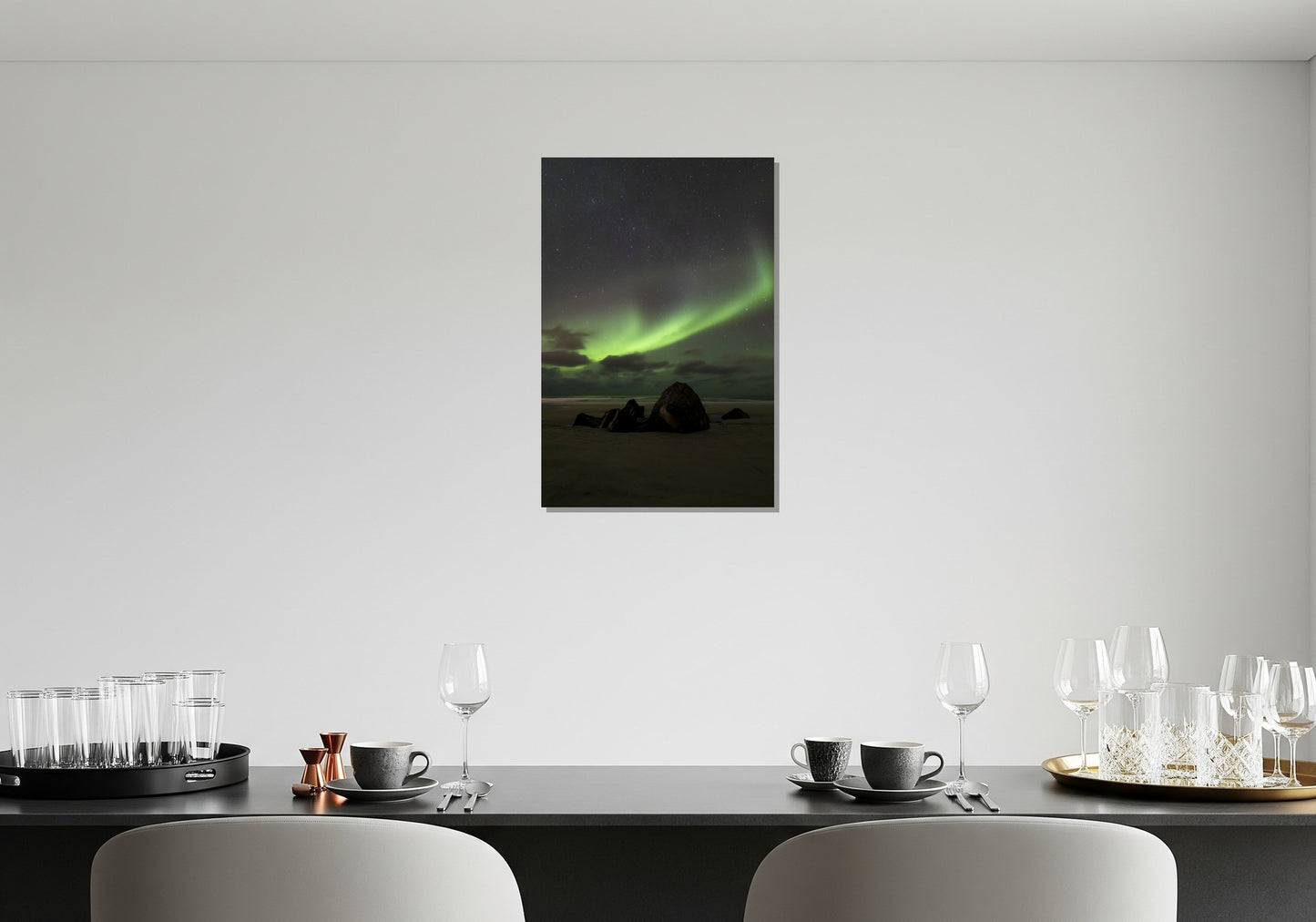 Rocas bajo la aurora boreal