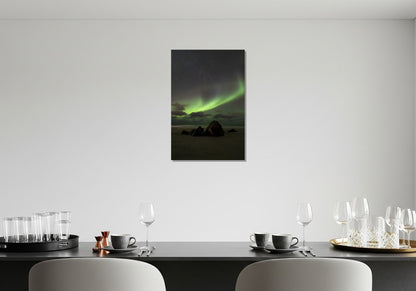 Rocas bajo la aurora boreal