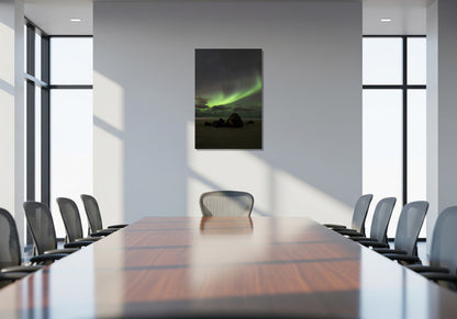 Rocas bajo la aurora boreal